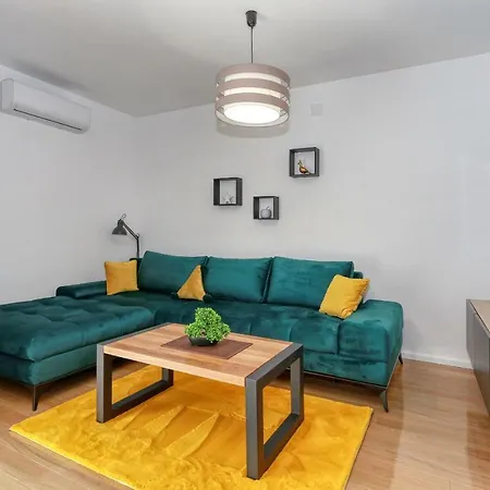 Luxury Apartments Hills Апартаменты Вир